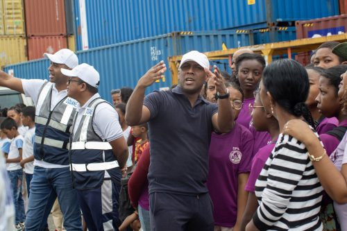 Les élèves de Toamasina découvrent les activités de la Douane