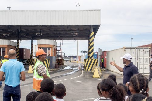 Les élèves de Toamasina découvrent les activités de la Douane